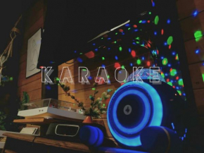 WARM Relaxing Spa - FUN Karaoke - MOVIE Projector Big Bear Lake